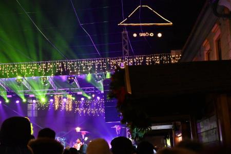 Temperamentna Tanja Žagar je razgrela kamniško publiko za najdaljšo noč v letu in silvestrovanje v centru Pravljičnega Kamnika (53)